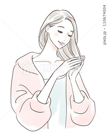 笑顔で髪のお手入れをする女性 110674004