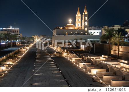 エジプトにあるカルナック神殿からルクソール神殿に続くスフィンクス参道 110674068