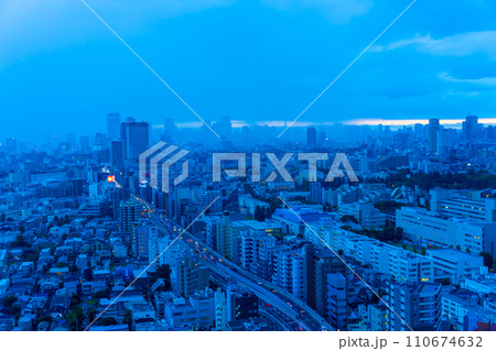 雨の東京夜景 110674632