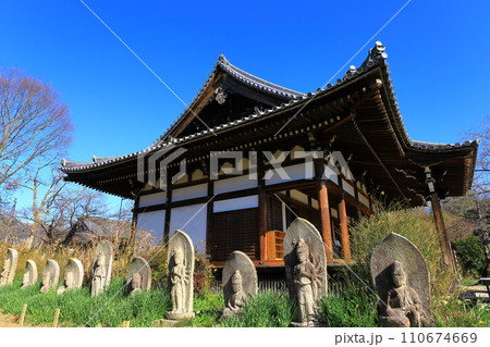 般若寺　本堂と観音石仏 110674669