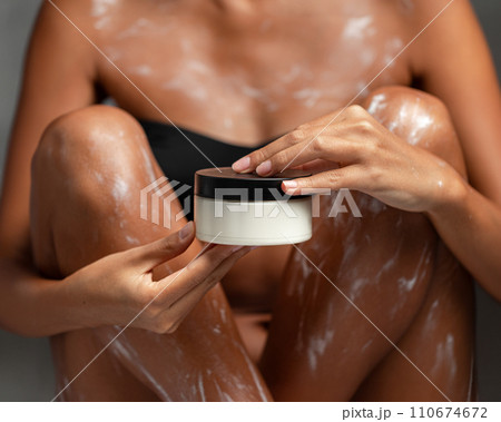 Woman's body applied with moisturizing lotion 110674672