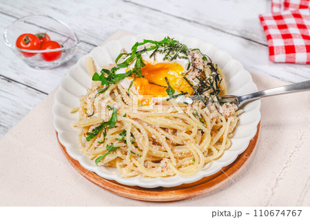温泉卵をのせたタラコパスタ 110674767