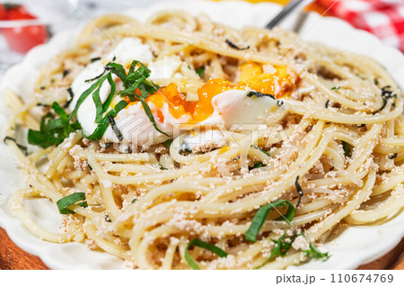 温泉卵をのせたタラコパスタ 110674769