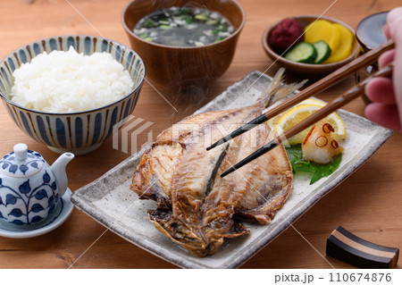 和食 あじの開き 味噌汁とご飯とお漬物 110674876
