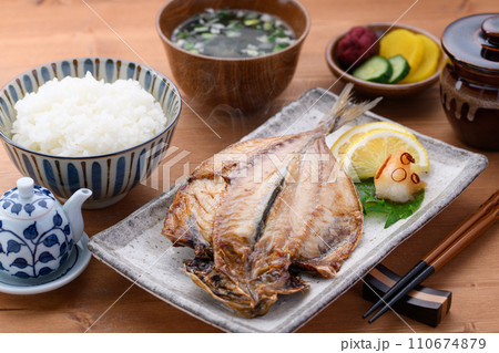 和食 あじの開き 味噌汁とご飯とお漬物 110674879