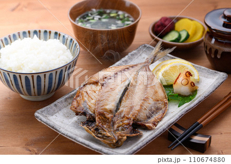 和食 あじの開き 味噌汁とご飯とお漬物 110674880