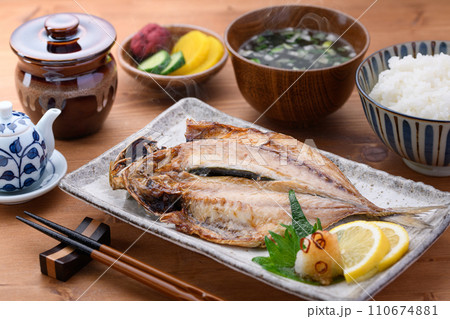 和食 あじの開き 味噌汁とご飯とお漬物 110674881