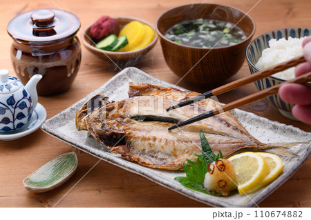 和食 あじの開き 味噌汁とご飯とお漬物 110674882