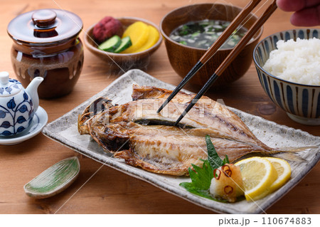 和食 あじの開き 味噌汁とご飯とお漬物 110674883