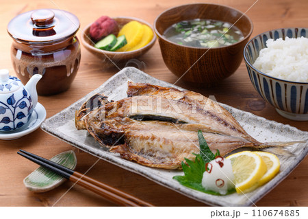 和食 あじの開き 味噌汁とご飯とお漬物 110674885