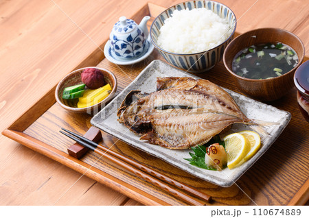 和食 あじの開き 味噌汁とご飯とお漬物 110674889
