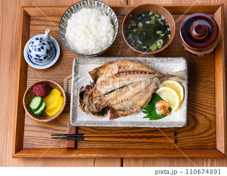和食 あじの開き 味噌汁とご飯とお漬物 110674891