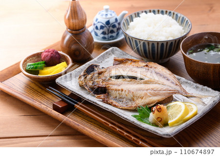 和食 あじの開き 味噌汁とご飯とお漬物 110674897
