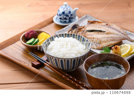和食 あじの開き 味噌汁とご飯とお漬物 和食 あじの開き 味噌汁とご飯とお漬物 110674898