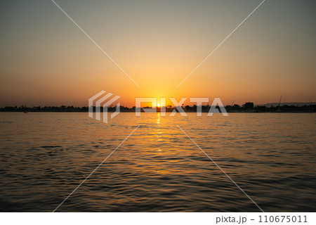 エジプトナイル川で眺めるとても綺麗な夕暮れの風景 110675011