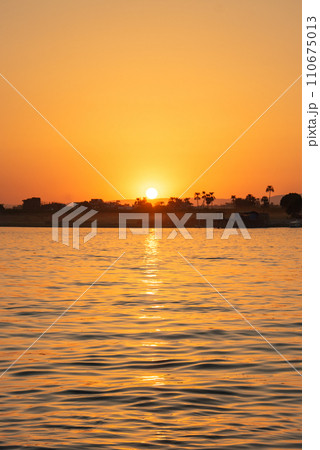 エジプトナイル川で眺めるとても綺麗な夕暮れの風景 エジプトナイル川で眺めるとても綺麗な夕暮れの風景 110675013