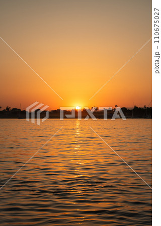エジプトナイル川で眺めるとても綺麗な夕暮れの風景 110675027