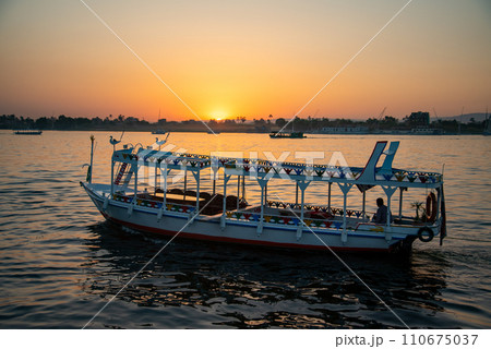 エジプトナイル川で眺めるとても綺麗な夕暮れの風景 110675037
