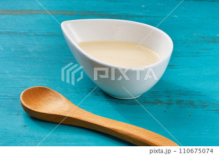 メキシコや中南米諸国のデザートに使うトレス・レチェス（トレスレチェス） 110675074