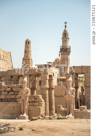 エジプトにあるルクソール神殿のとても美しい風景 110675121
