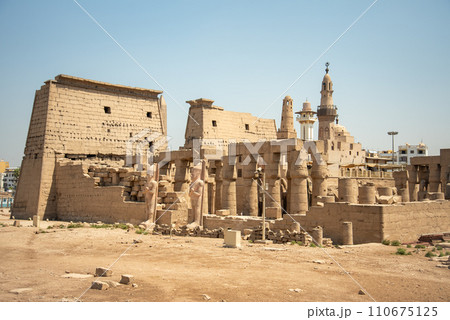 エジプトにあるルクソール神殿のとても美しい風景 110675125