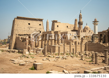 エジプトにあるルクソール神殿のとても美しい風景 110675130