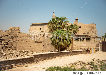 エジプトにあるルクソール神殿のとても美しい風景 110675149