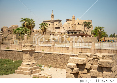 エジプトにあるルクソール神殿のとても美しい風景 エジプトにあるルクソール神殿のとても美しい風景 110675157
