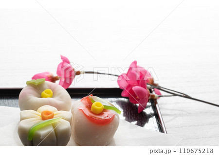 美しい冬の花の上和菓子 110675218