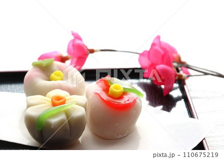美しい冬の花の上和菓子 110675219