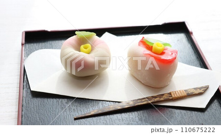 美しい冬の花の上和菓子 110675222