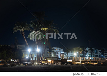 エジプトにあるルクソール神殿のとても美しくライトアップされた夜景 エジプトにあるルクソール神殿のとても美しくライトアップされた夜景 110675256