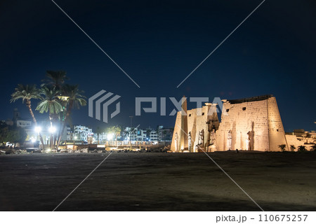 エジプトにあるルクソール神殿のとても美しくライトアップされた夜景 110675257