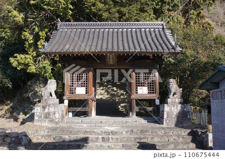 岡山県真庭市勝山にある喧嘩だんじりで知られる「高田神社」：随神門 110675444