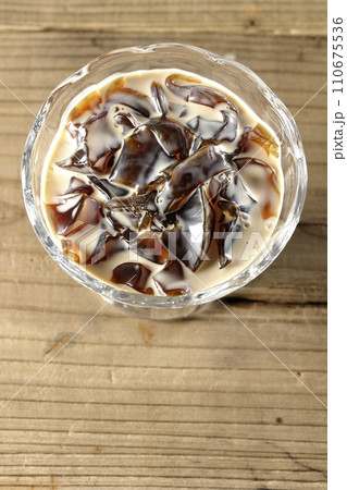 コーヒーゼリーを俯瞰で撮影 110675536