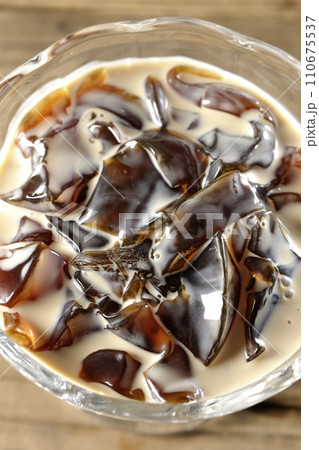 コーヒーゼリーを俯瞰で撮影 110675537