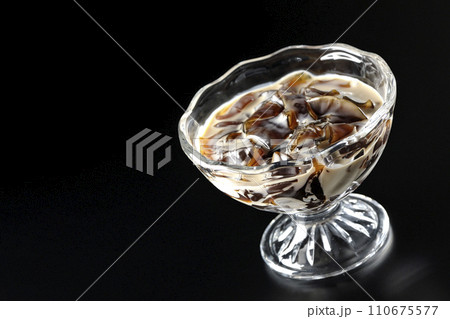 コーヒーゼリーを黒背景で撮影 コーヒーゼリーを黒背景で撮影 110675577