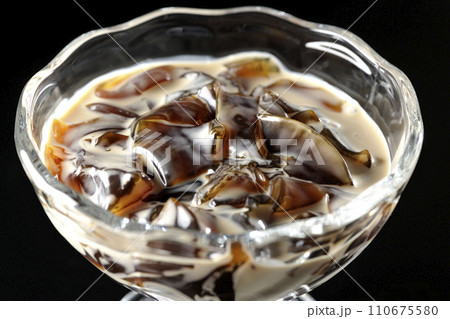 コーヒーゼリーを黒背景で撮影 コーヒーゼリーを黒背景で撮影 110675580