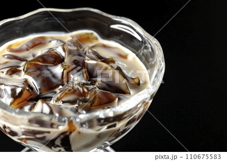 コーヒーゼリーを黒背景で撮影 110675583