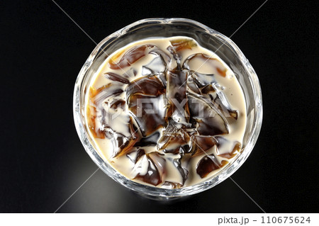 コーヒーゼリーを黒背景で俯瞰撮影 110675624