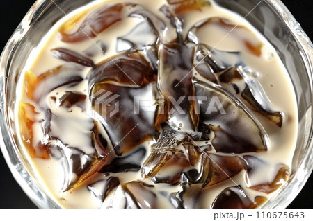 コーヒーゼリーを黒背景で俯瞰撮影 コーヒーゼリーを黒背景で俯瞰撮影 110675643