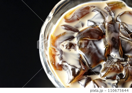 コーヒーゼリーを黒背景で俯瞰撮影 コーヒーゼリーを黒背景で俯瞰撮影 110675644