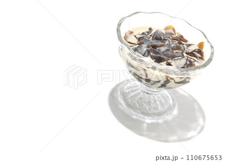 コーヒーゼリーを白背景で撮影 コーヒーゼリーを白背景で撮影 110675653