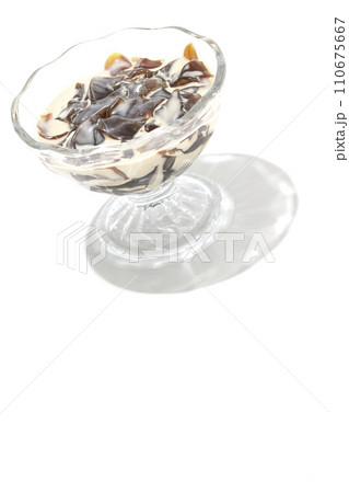 コーヒーゼリーを白背景で撮影 コーヒーゼリーを白背景で撮影 110675667