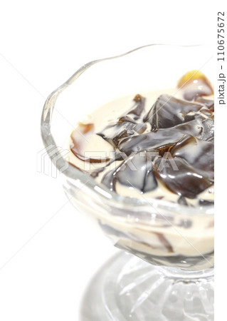 コーヒーゼリーを白背景で撮影 コーヒーゼリーを白背景で撮影 110675672
