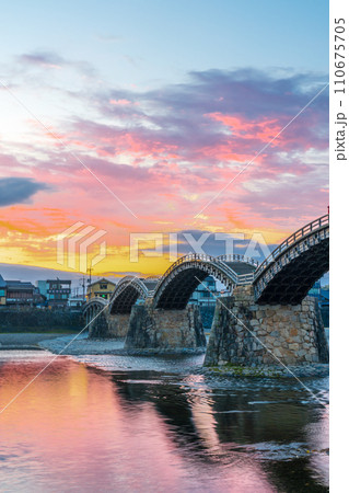 朝日に映える錦帯橋　山口県岩国市 110675705