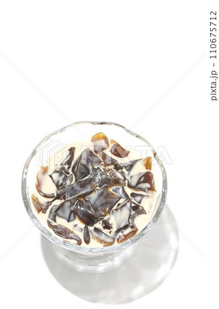 コーヒーゼリーを白背景で俯瞰撮影 コーヒーゼリーを白背景で俯瞰撮影 110675712