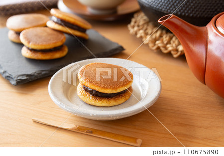 ミニどら焼きと茶器　和菓子　おやつ　甘味　小豆餡　お菓子　一口サイズ　粒あんどら焼き　ミニサイズ 110675890