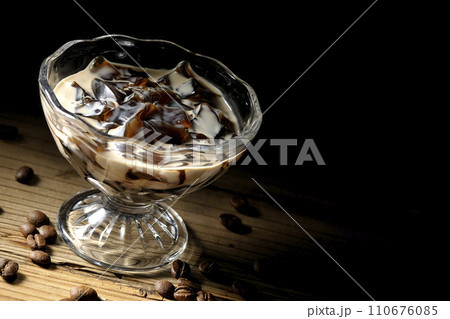 コーヒーゼリーとコーヒー豆 110676085