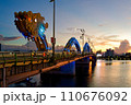 ドラゴンブリッジ（ロン橋）夕景　ベトナム　ダナン　Dragon bridge Vietnam Dan 110676092